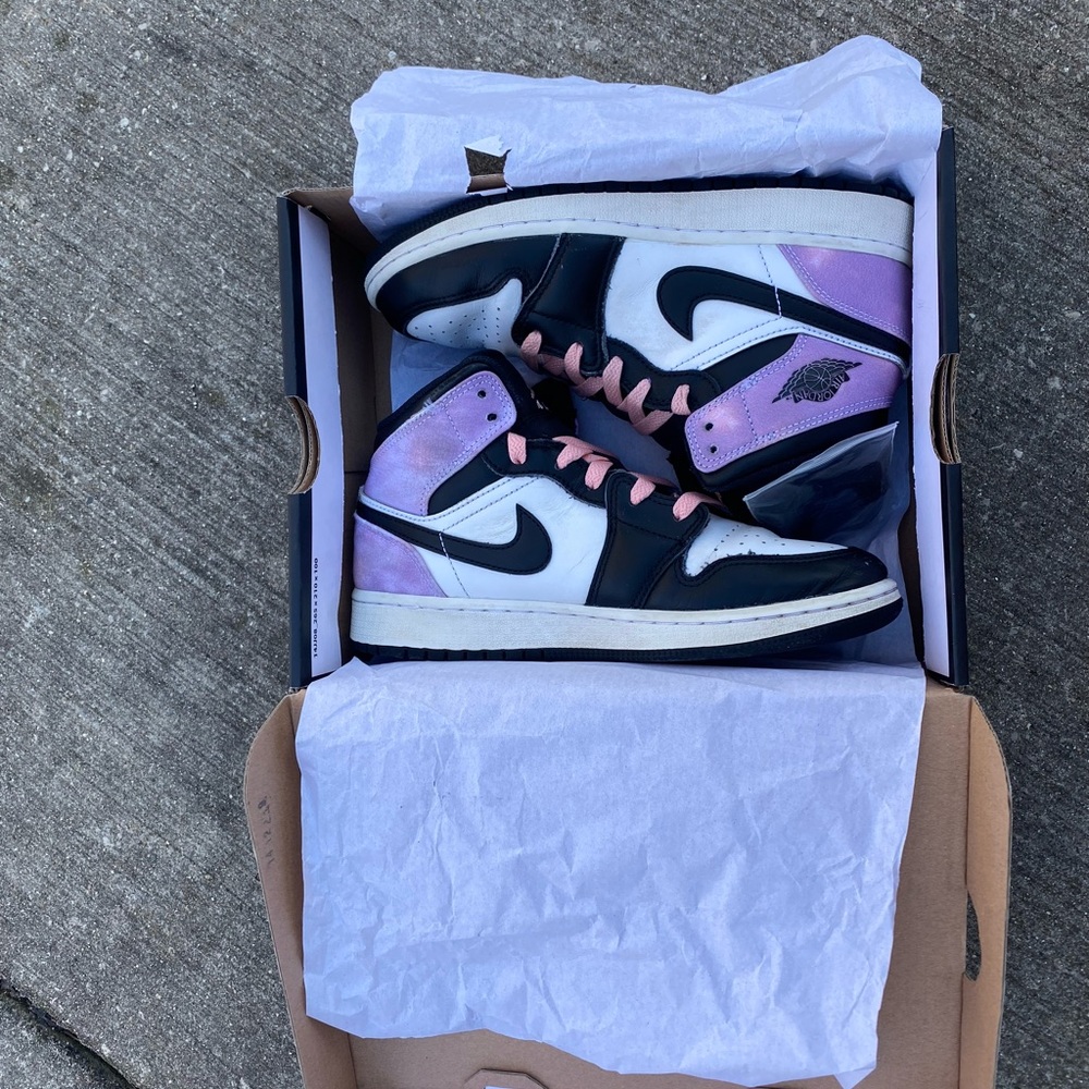 Slightly used BIG KIDS AIR JORDAN 1 MID SE (GS)